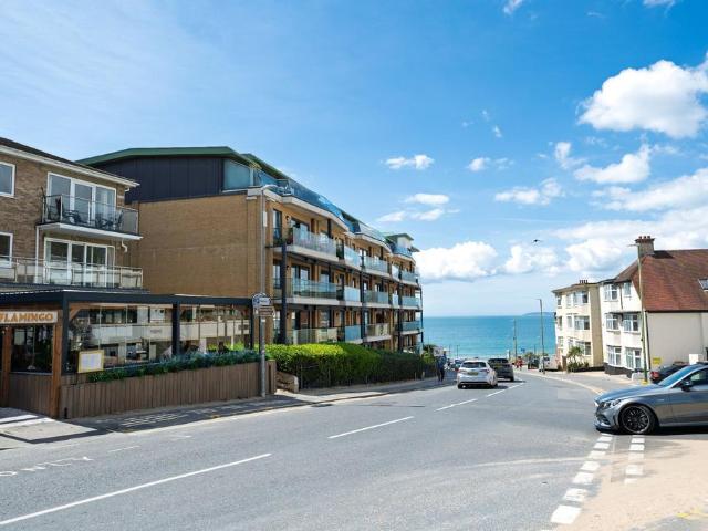 Sea Road, Boscombe, Bournemouth 3 bed flat to rent £1,650 pcm £381 pw