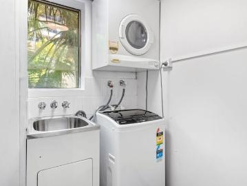Sea View Apartment in Convenient Cannonvale Location