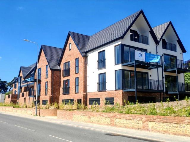 Seabrook Road, Hythe, Kent, CT21 2 bed apartment to rent £1,400 pcm £323 pw