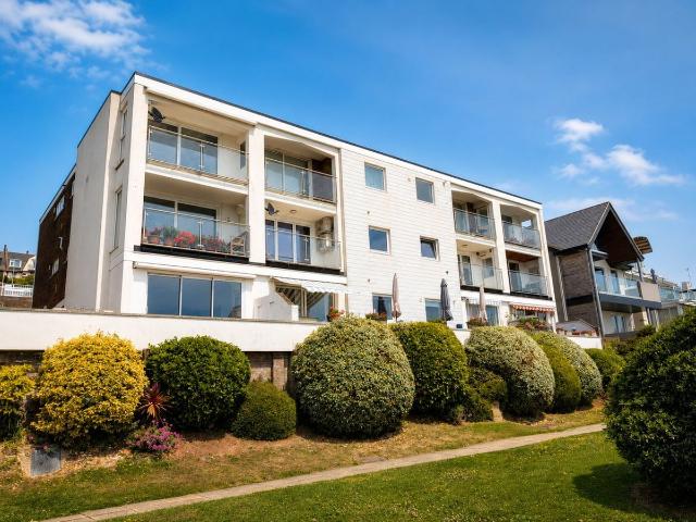 Seabrink, Undercliff Gardens, Leigh On Sea SS9, 2 bed flat to rent, £2,350 pcm | PrimeLocation