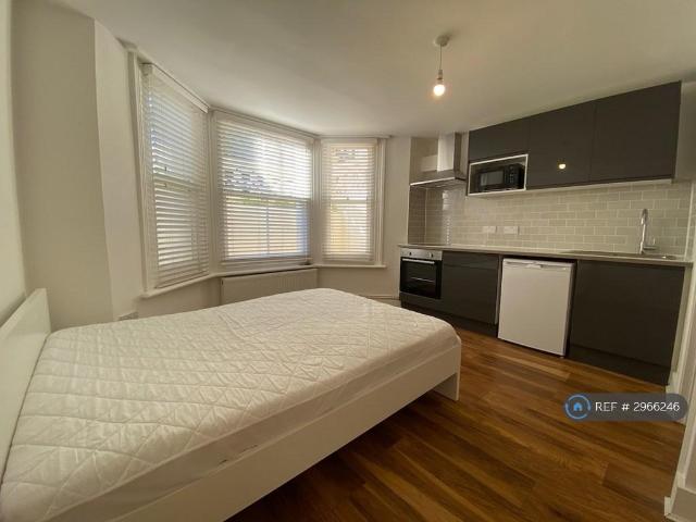 Seafield Road, Hove, BN3 Studio to rent £875 pcm £202 pw