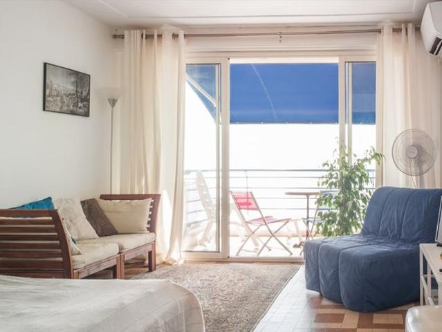 Seafront flat to rent