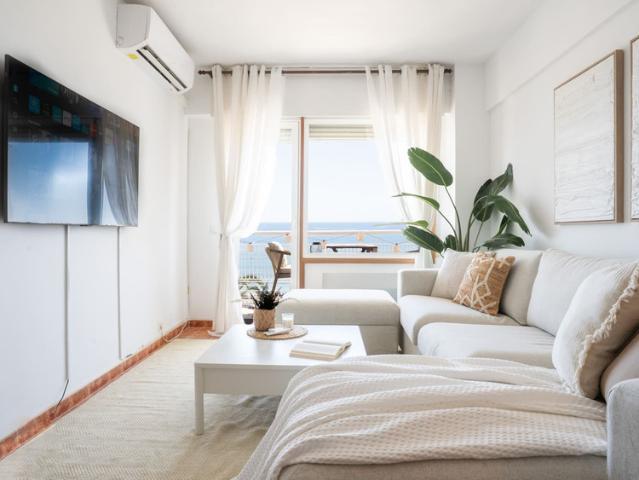 Seafront flat with sea view balcony, La Malagueta