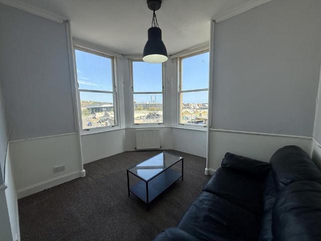Seagate, Dundee, 3 bed flat to rent £750 pcm £173 pw
