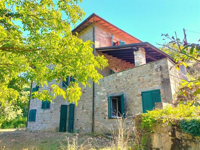 Seano. Casale con circa 4 ettari di terreno. 265m² San leo bastia