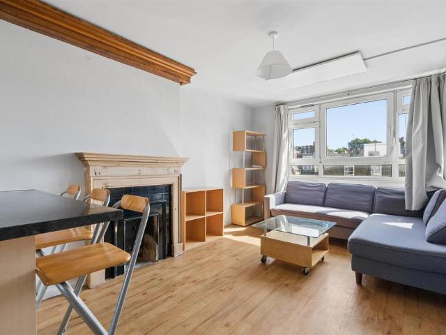 Searles Close, London SW11 3 bed flat to rent £2,750 pcm £635 pw