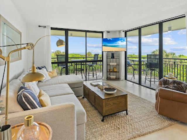 Apartment with terrace and pool