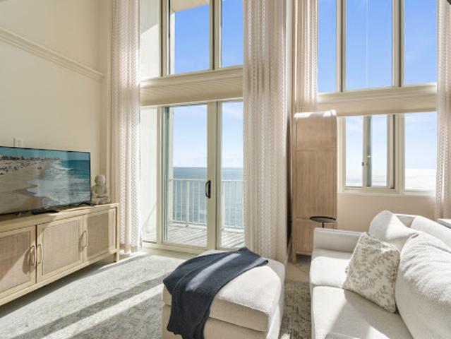 Seaside apartment with pool