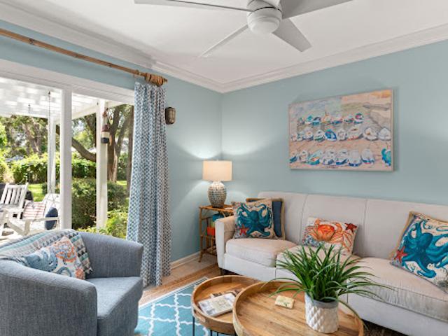 Seaside apartment with pool