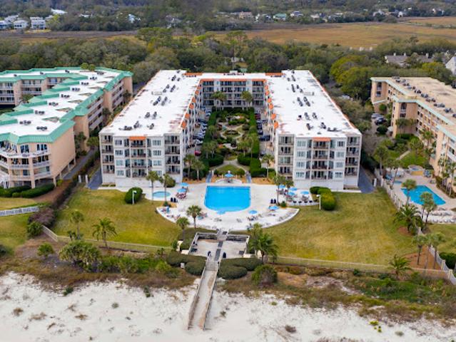 Seaside apartment with pool