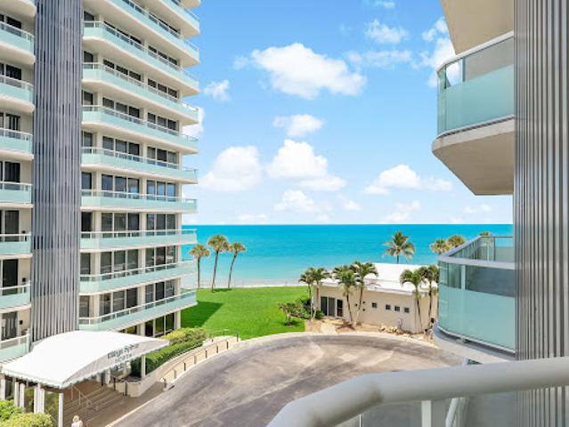 Seaside apartment with pool