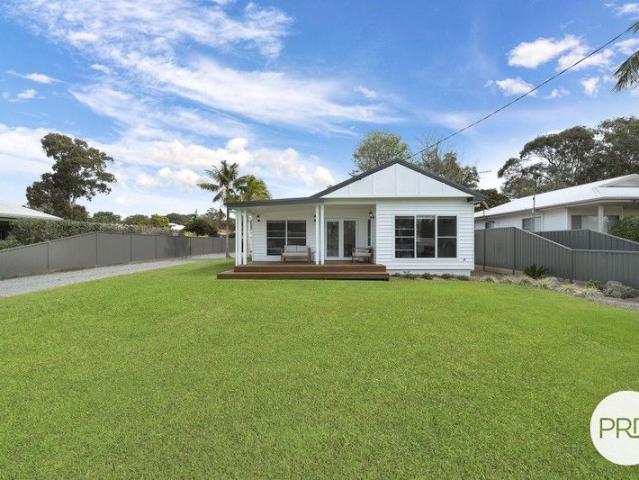 Seaside Charm and Contemporary Comfort in Dunbogan