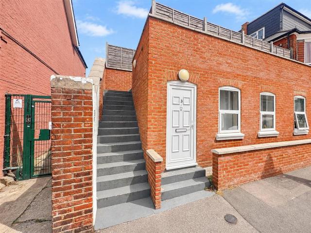 Seaside, Eastbourne BN22, 1 bed maisonette to rent, £775 pcm | PrimeLocation