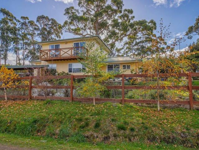 Seaside Escape Spacious Family Home with Separate Guest Cabin