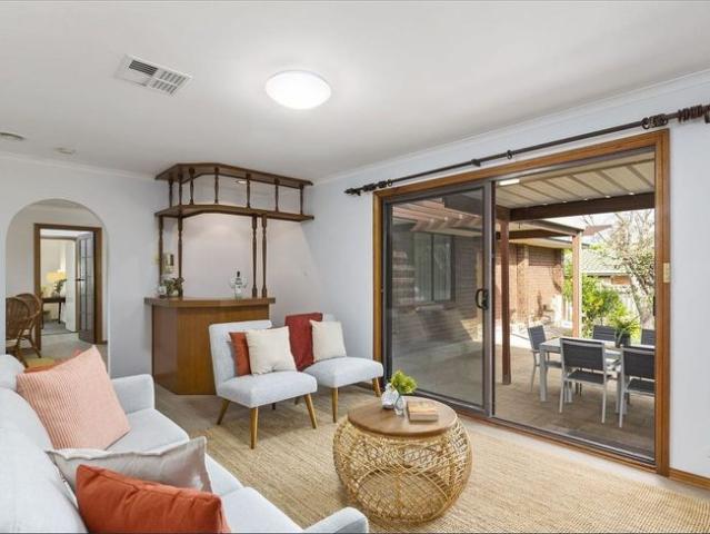 Seaside Family Living in the Heart of Hallett Cove