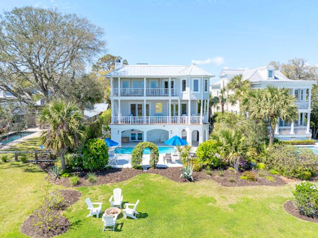 Seaside house with pool and garden