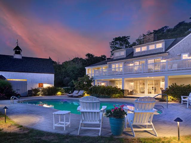 Seaside house with pool and garden