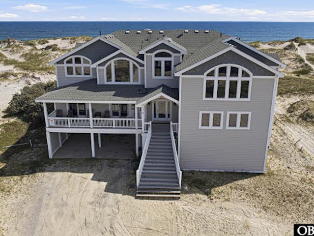 Seaside house with pool and garden