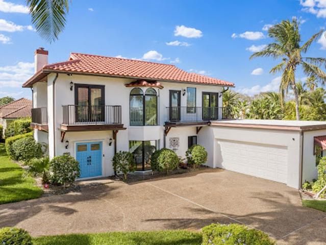 Seaside house with pool and garden
