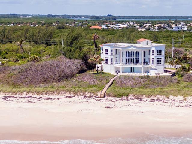 Seaside house with pool and garden