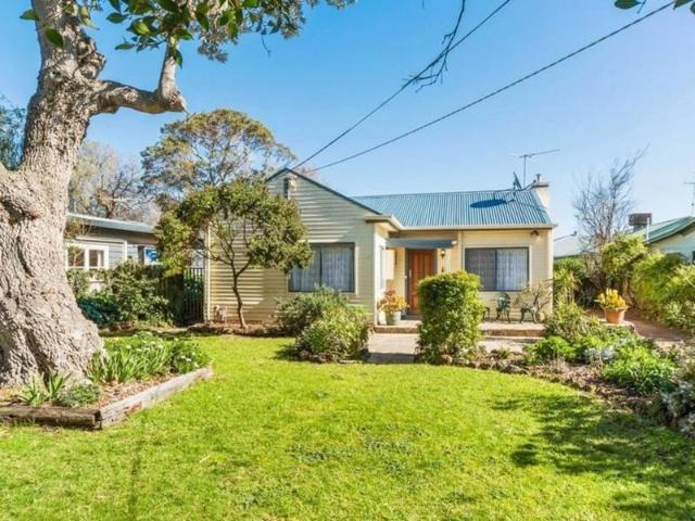 Seaside Living with Bonus Bungalow Walk to the Beach!
