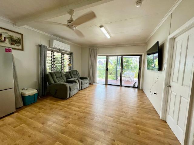 Seaside Living With 3 car garage & boat port