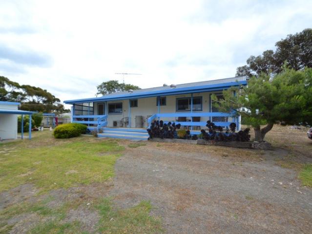Seaside living, fully furnished unit
