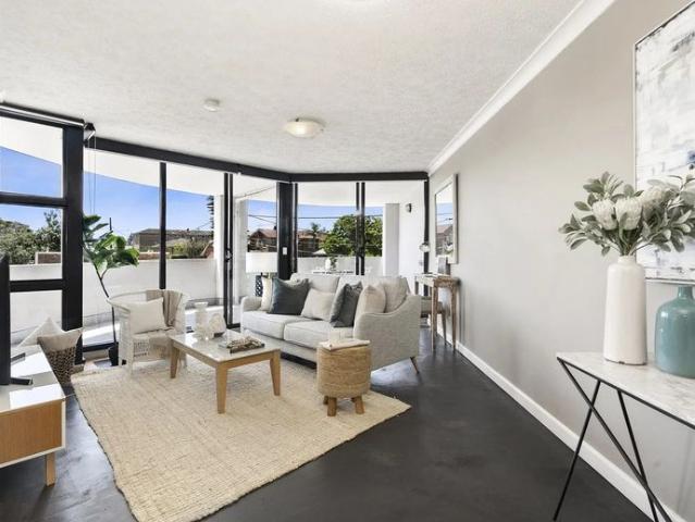 Seaside Living in the Heart of Narrabeen