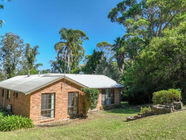 Surf, Sand & SmallTown Charm: NorthFacing 4BR Home 300m from Bawley Point Beach