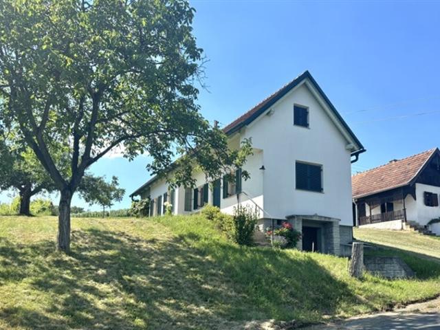 SEASONS IN THE SUN. Deutsch Ehrensdorf ! Charmantes und gepflegtes Kellerstöckl in uriger Dorfrandlage ca. 2.600 m2 Eigengrund