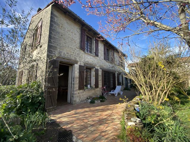 SECTEUR MANSLE: ensemble immobilier en pierres composé de 3 habitations et plusieurs dépendances sur jardin