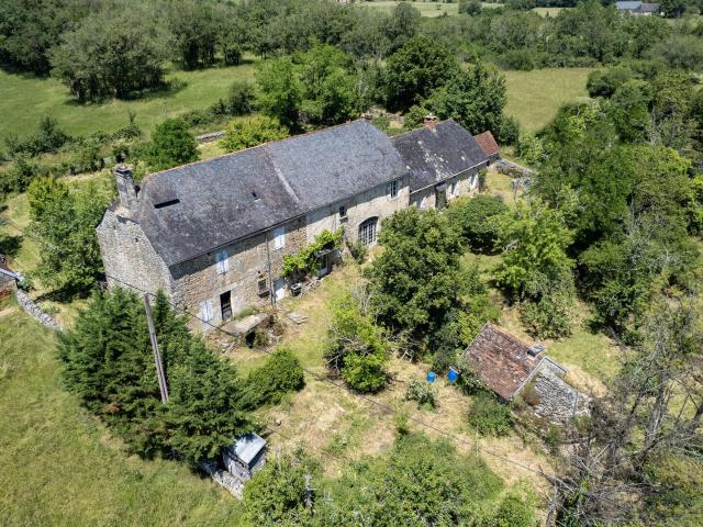 Secteur Martel, ensemble immobilier ancien 3 bâtiments su. 226m² Souillac