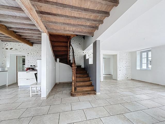 SECTEUR MAZEROLLES Belle maison ancienne, rénovée avec joli jardin