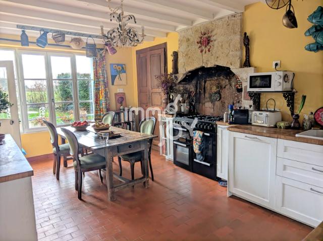 Secteur Mortagne au Perche, maison ancienne rénovée avec goût, jolie jardin, dépendance.