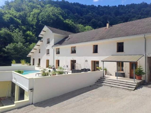 SECTEUR BAUME LES DAMES Propriété de caractère avec 9 chambres en gîte + maison principale – cadre idyllique