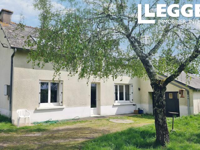 Secteur Guer / Carentoir: Jolie maison de campagne offrant un intérieur chaleureux, un jardin clos un garage