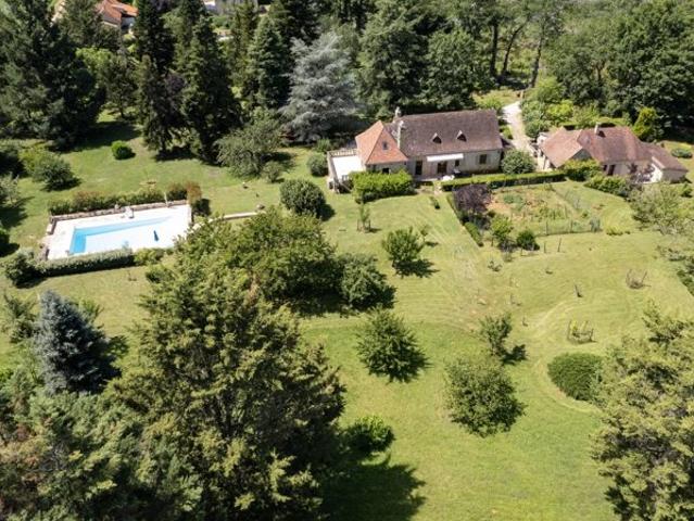 Secteur Gourdon Superbe ensemble immobilier en pierre sur 1ha6