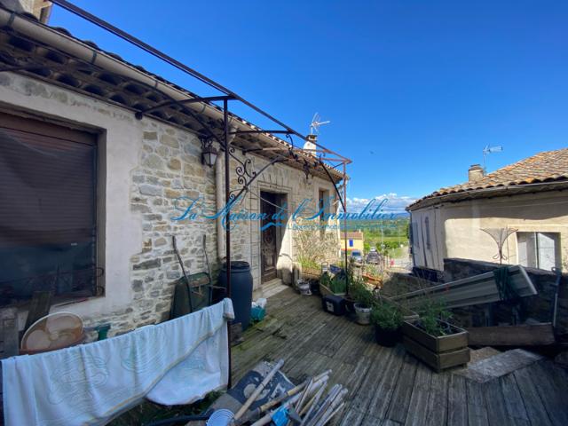 Secteur LEDIGNAN, maison en pierres de carastère avec fort p
