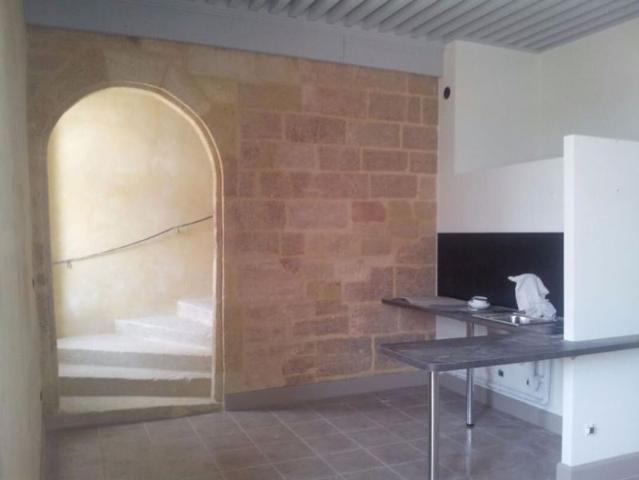 Secteur Pont du Gard, dans château classé, appartement duplex de standing avec place de parking