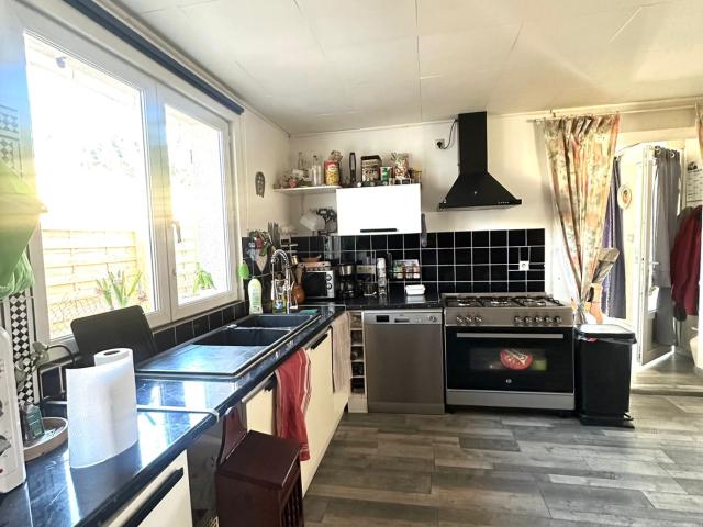 Secteur SAINT CYPRIEN Maison Plain pied 90 m2, dépendances, sur terrain 971 m2 environ, environnement campagne