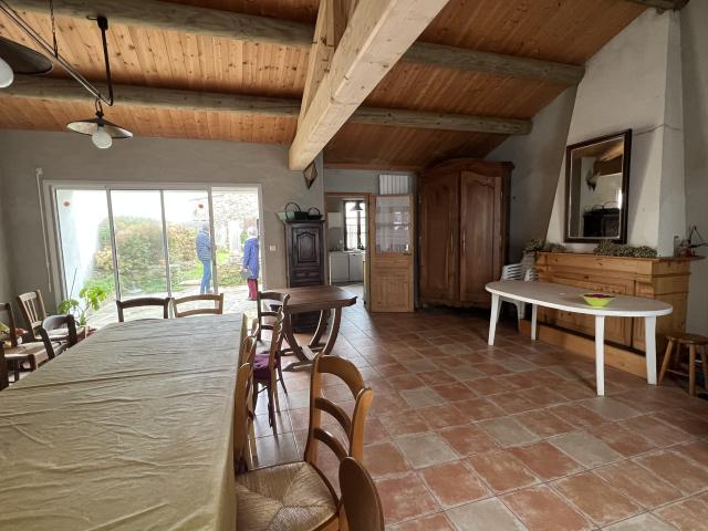 Secteur très calme pour cette charmante maison rénovée avec 2 annexes et un beau jardin