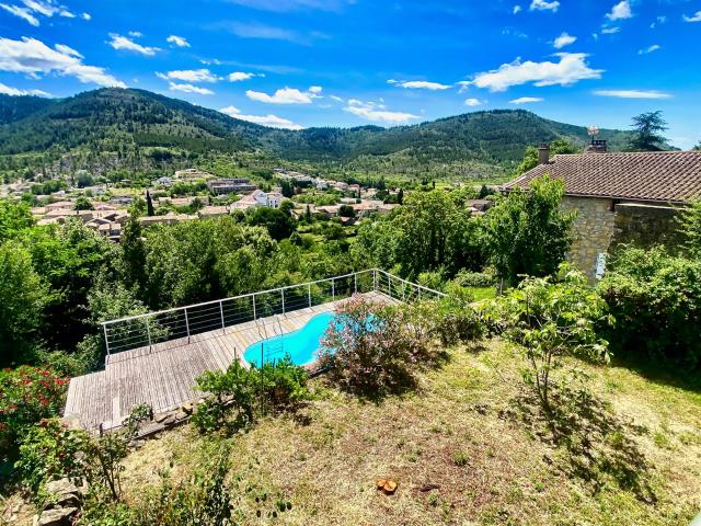 Secteur Vesseaux. Bâtisse en pierre avec Studio indépendant. 160m² Aubenas