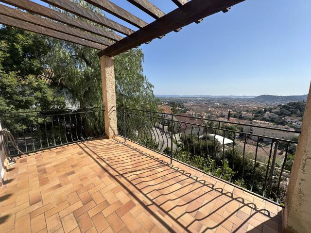 URGENT secteur 'Villa Noailles' RARE 128 M2 pour la maison + garage + annexes sur 472 m2 de terrain
