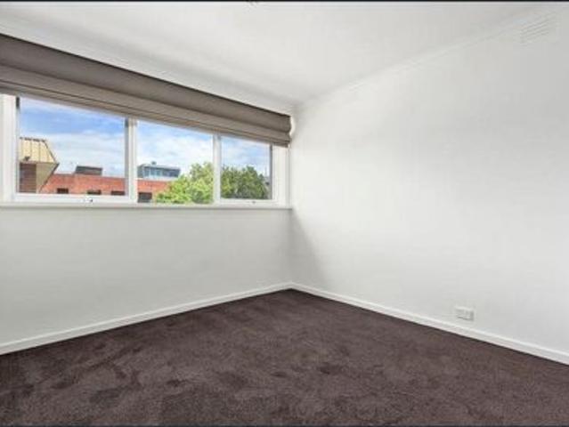Secure 2‑Bed Apartment with Dual Parking