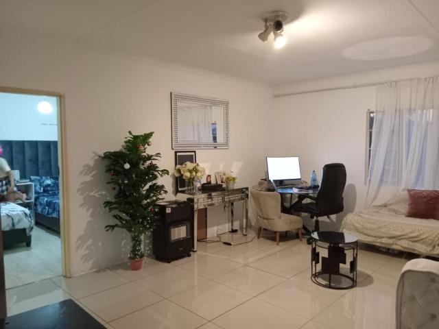 Secure & Convenient 2 Bedroom Upstairs Apartment – Ideal Lock Up and Go!