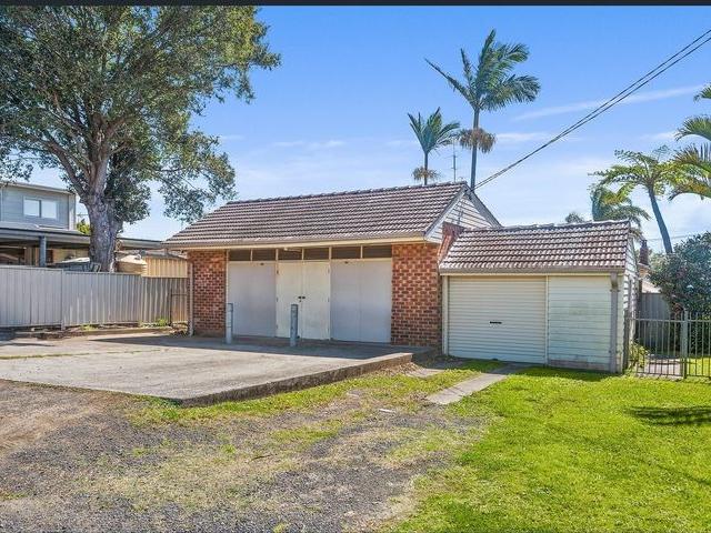 Secure Garage / Storage Space – Deakin Street Oak Flats