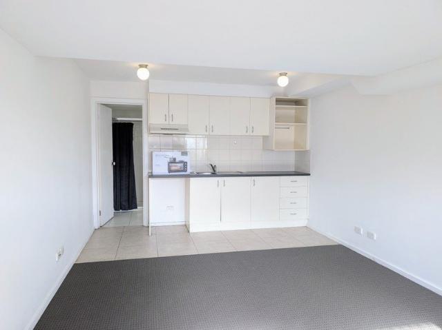 Secure ground floor apartment with courtyard and water included in the rent!