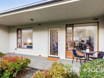 Secure, Easy Living Metres to the Beach and Cafe Hotspots