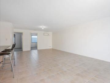 Secure & Spacious Villa Walking Distance to Carousel