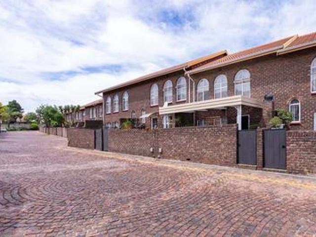 secure, stylish & move in ready dupl.